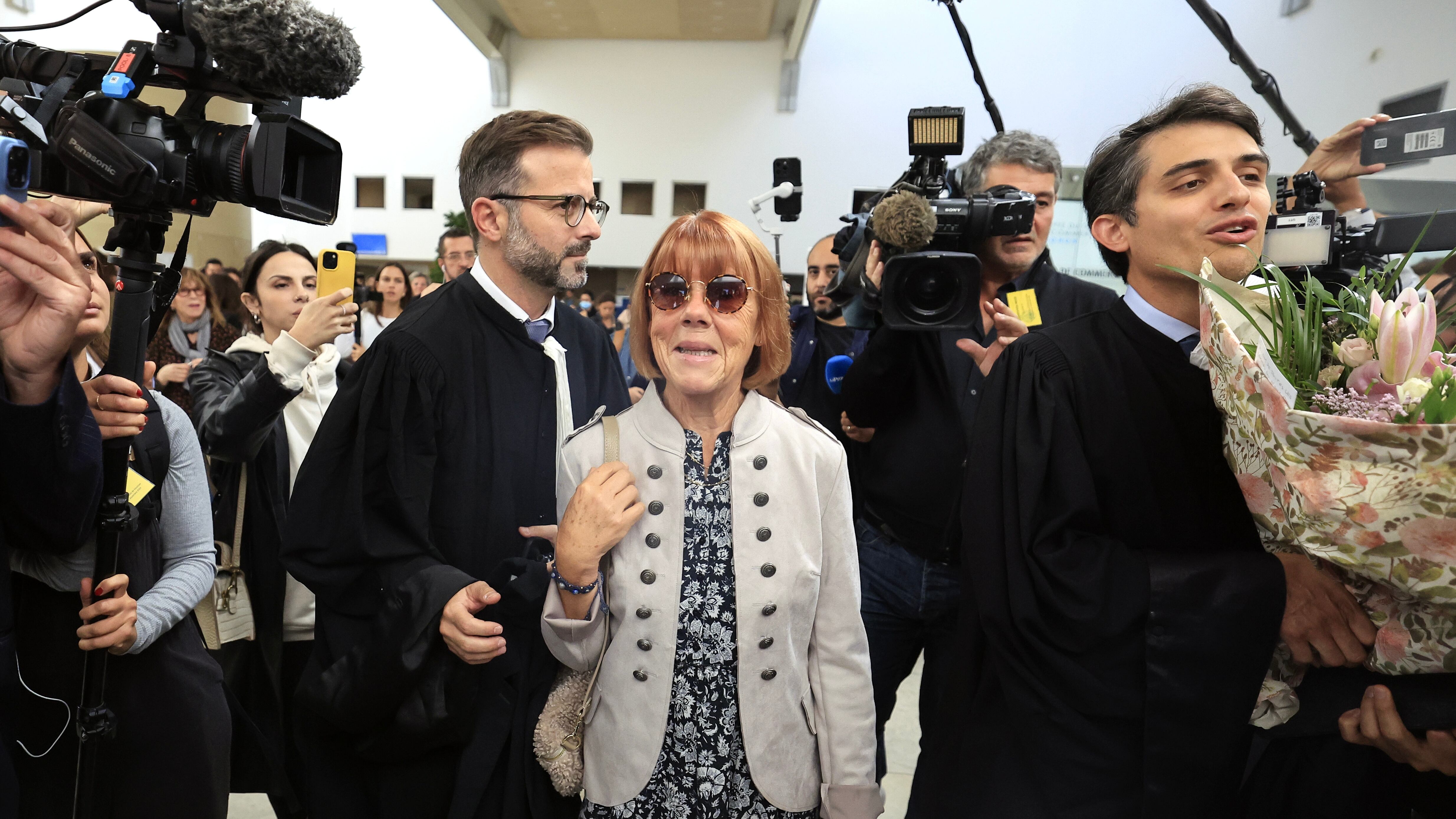 Avignon (France), 17/09/2024.- Gisele Pelicot (C), flanked by her lawyers Stephane Babonneau (R) and Antoine Camus (C-L), exits the criminal court in Avignon, southern France, 17 September 2024. Gisele Pelicot's ex-husband, Dominique Pelicot, is accused of drugging and raping her while she was unconscious. He is also charged with offering her to dozens of men at their home in Mazan, France between 2011 and 2020. Fifty other men are facing trial for their alleged involvement. Pelicot could face a maximum sentence of 20 years in prison if convicted. The trial resumed on 17 September after a delay due to Dominique Pelicot's health concerns. (Francia) EFE/EPA/GUILLAUME HORCAJUELO
