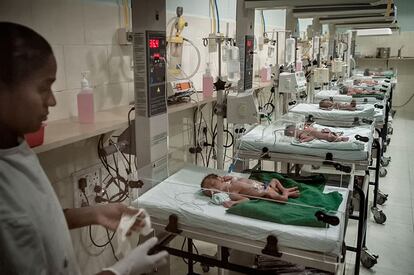 Los bebés ingresados en la UCI neonatal son casi siempre prematuros, con un peso inferior a 1.500 gramos o con necesidad de soporte respiratorio. En la imagen los bebés ingresados duermen en las incubadoras del Hospital de Kalyandurg, el segundo en importancia después del hospital pediátrico de Bathalapalli.