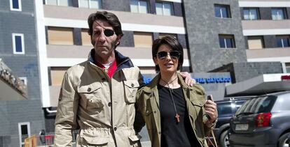 Juan José Padilla saliendo del hospital acompañado por su mujer.