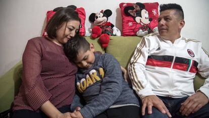 Álex Hernández, enfermo de leucemia en fase de vigilancia, con sus padres Blanca y Omar.