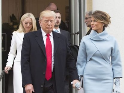 Donald Trump y su esposa Melania, ante el juramento como presidente de los EE UU.