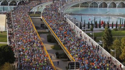 Salida de la Maratón de Valencia en noviembre de 2011 desde el puente de la Ciutat de les Arts.