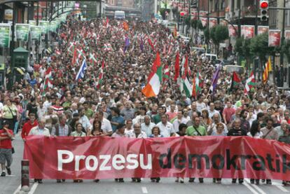 Manifestación <i>abertzale</i> en Bilbao, en junio de 2007. El texto de la pancarta decía: "Por un proceso democrático para Euskal Herría".