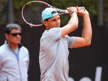 Nadal se entrena observado por Toni, su tío y técnico. 