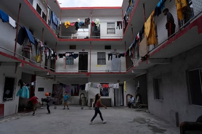 Familias de migrantes de Honduras, Guatemala y Haiti se hospedan en un pequeño hotel en la Ciudad de Reynosa, Tamaulipas, México diversas organizaciones han convencido a las familias de dejar el campamento de migrantes en una plaza pública donde duermen aproximadamente 400 personas.