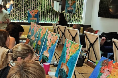 Los alumnos del taller 'Tu Arte Tu vino', con sus cuadros.
