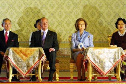 Los reyes de España y de Tailandia esperan la llave de la ciudad durante una ceremonia de bienvenida en Bangkok.