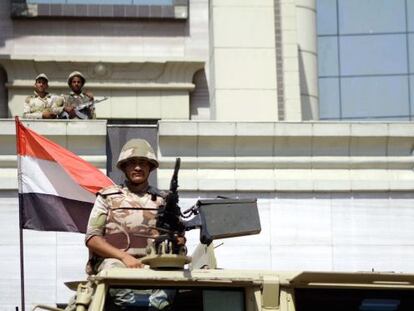 Varios soldados vigilan la sede del Constitucional en El Cairo.