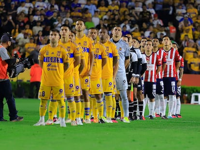 Jugadores de Tigres y Chivas durante un partido de la temporada regular, en Monterrey, el pasado 25 de febrero.
