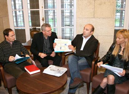 Alberto Ansede (BNG), Suso Iglesias (TVG), José Manuel Lage PSdeG) y Ana Peón (PP), ayer durante la reunión que mantuvieron en Santiago.