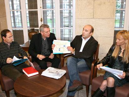 Alberto Ansede (BNG), Suso Iglesias (TVG), José Manuel Lage PSdeG) y Ana Peón (PP), ayer durante la reunión que mantuvieron en Santiago.