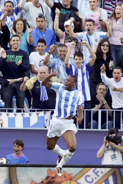 El delantero del Málaga Julio César Baptista celebra uno de sus dos goles en la victoria de su equipo ante el Mallorca (3-0).