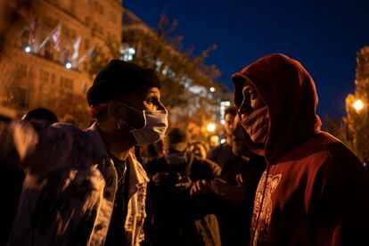 Simpatizantes de Donald Trump y activistas chocan en la plaza Black Lives Matters en Washington (EE UU), el 12 de noviembre de 2020. Los enfrentamientos se produjeron una semana después de las elecciones, en las que Joe Biden fue anunciado como ganador. 