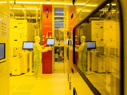 Un empleado en la fábrica Bosch de semiconductores en Dresde (Alemania).