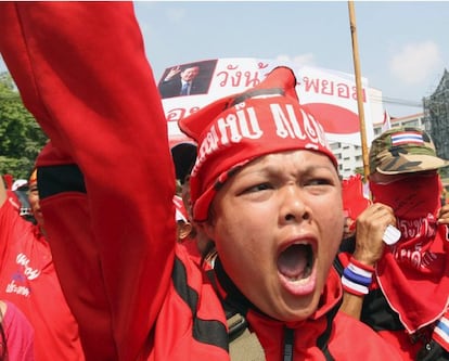 <i>Camisas rojas</i> gritan consignas contra el primer ministro Abhisit Vejjajiva en una nueva protesta en Bangkok.