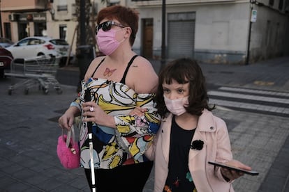 Anna Sánchez y su hija, en uno de los paseos por Valencia para el proyecto Blind wiki.