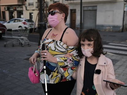 Anna Sánchez y su hija, en uno de los paseos por Valencia para el proyecto Blind wiki.