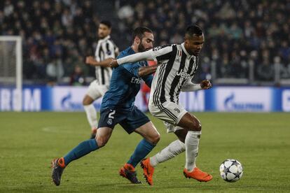 Douglas Costa, de la Juventus, conduce el balón ante el defensa del Real Madrid Daniel Carvajal.