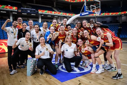 Las jugadoras y el cuerpo técnico celebran el la medalla de plata conseguida en el Mundial U17 femenino el pasado 17 de julio.