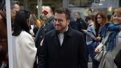 El presidente de la Generalitat, Pere Aragonès, durante su paseo por las paradas de libros y rosas, en el paseo de Gràcia, el martes 23 en Barcelona.