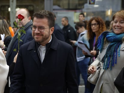 El presidente de la Generalitat, Pere Aragonès, durante su paseo por las paradas de libros y rosas, en el paseo de Gràcia, el martes 23 en Barcelona.
