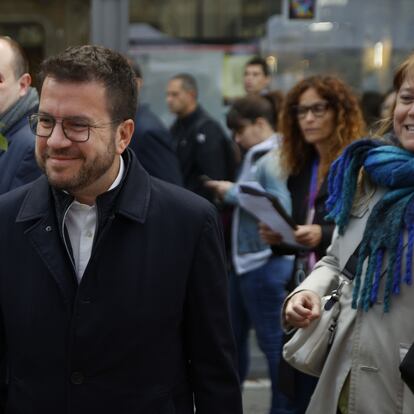 El presidente de la Generalitat, Pere Aragonès, durante su paseo por las paradas de libros y rosas, en el paseo de Gràcia, el martes 23 en Barcelona.