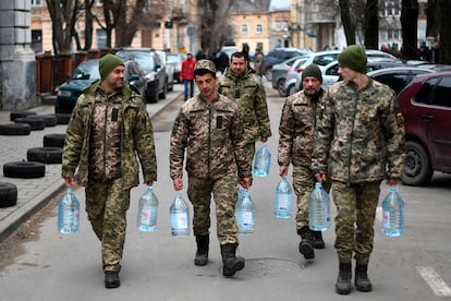 Soldados ucranios transportan botellas de agua cerca de una base militar en Lviv. El líder opositor ruso Alexéi Navalni, encarcelado en un penal al este de Moscú, ha llamado este miércoles a la movilización diaria dentro y fuera de Rusia contra la invasión de Ucrania y contra el presidente de Rusia, Vladímir Putin. “Si para detener la guerra tenemos que llenar las prisiones, lo haremos. No estemos contra la guerra. Vamos a pelear contra la guerra”, ha afirmado en su cuenta de Twitter.