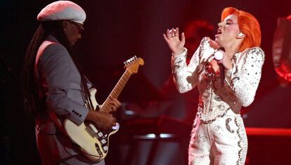 Lady Gaga e Nile Rogers durante a homenagem a David Bowie.