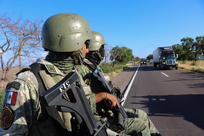 Elementos del Ejército hacen guardia en una carretera en Culiacán (Estado de Sinaloa), el 15 de octubre de 2024.