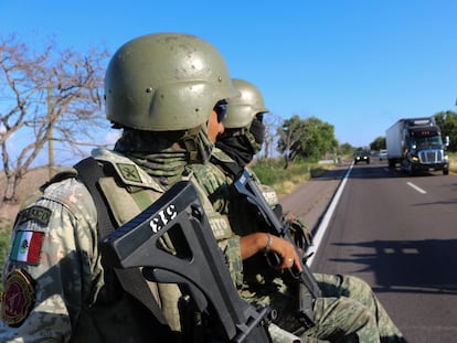 Elementos del Ejército hacen guardia en una carretera en Culiacán (Estado de Sinaloa), el 15 de octubre de 2024.