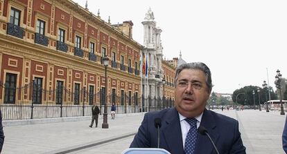 Zoido ante del Palacio de San Telmo, sede de la presidencia de la Junta