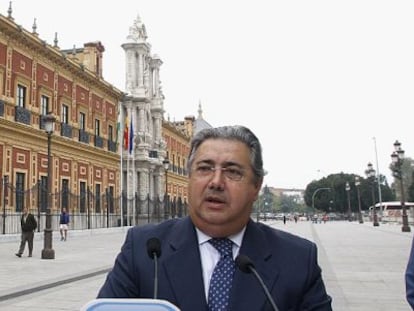 Zoido ante del Palacio de San Telmo, sede de la presidencia de la Junta