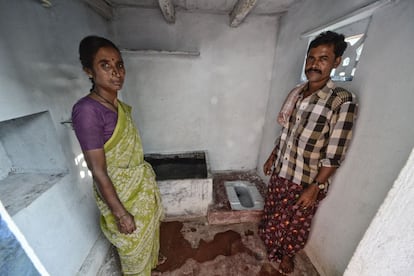 Balamma Banvath y su marido, Rangayanukulu Banvath, posan con el retrete que acaban de terminar gracias al programa del Gobierno. Ella asegura que le alegra no tener que pasar vergüenza defecando al aire libre.