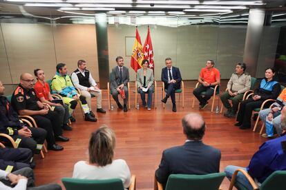 La presidenta de Madrid, Isabel Daz Ayuso, el viernes con representantes de los efectivos autonmicos movilizados para ayudar en las inundaciones.