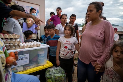 Tras recorrer muchos países durante meses, los migrantes cruzan la frontera de Nicaragua y acceden a Honduras por las localidades de Danlí y Trojes. En la primera se encuentra un centro religioso habilitado como albergue provisional para que puedan hacer noche, cocinar algo de comida, descansar y proseguir la marcha al día siguiente. 