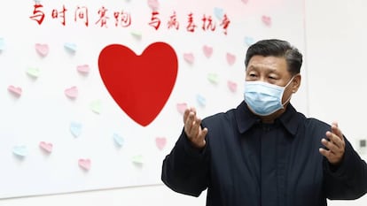 El presidente chino, Xi Jinping, con una mascarilla en un centro de Pekín.