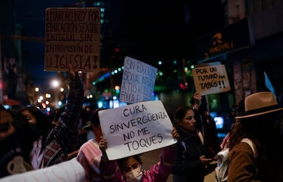 Protesta en La Paz (Bolivia) en mayo de 2023, tras la publicación de varios casos de pederastia cometidos por miembros de la Compañía de Jesús.