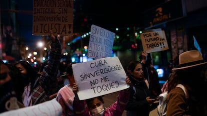 Protesta en La Paz (Bolivia) en mayo de 2023, tras la publicación de varios casos de pederastia cometidos por miembros de la Compañía de Jesús.