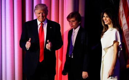 Donald Trump camina junto a su hijo, Barron Trump, y su esposa Melania Trump, tras conocer los resultados electorales en Nueva York.