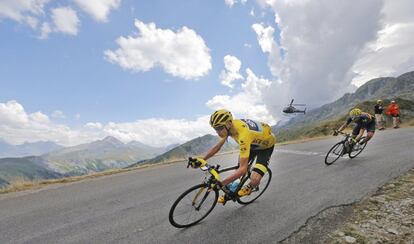 Chris Froome, con el maillot amarillo, seguido del español Alejandro Valverde en Croix de Fer durante la décimonovena etapa del Tour de Francia el 24 de julio de 2015.