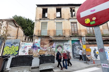 Varias personas pasean por el barrio de Lagunillas, el 7 de marzo.