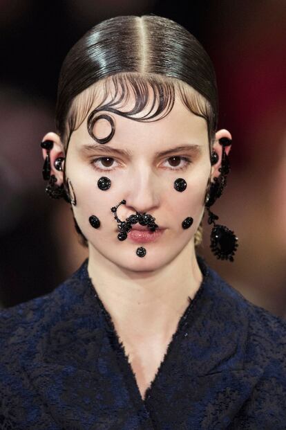 El espectacular maquillaje que ideó Givenchy para esta temporada nos inspira de cara a la noche más terrorífica del año. Eso sí, no es apto para principiantes y requiere un poco de destreza para colocar las aplicaciones (y que aguanten, claro).