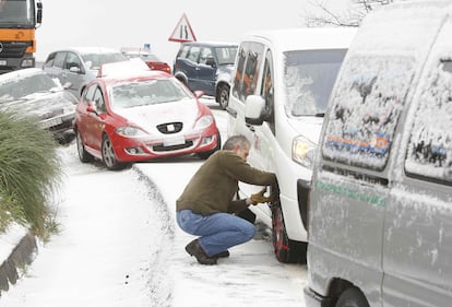 Problemas de circulación a causa de la nieve en uno de los accesos a Bilbao por Enekuri.