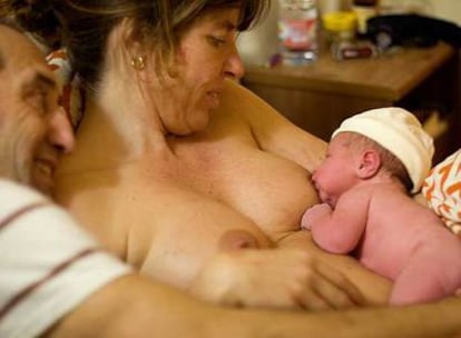 Marta Vilajosana y Carlos Udina, con su bebé, un momento después de dar a luz en casa.