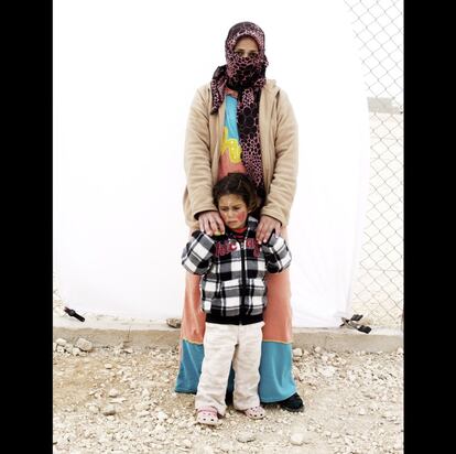 Basma, de 32 años y su hija Hana, de cinco. Asegura que echa de menos su casa de Siria. "Lo más duro de ser madre es proporcionar a tu niña lo que necesita. Estoy preocupada por su educación y por que no tenga un futuro", reflexiona.