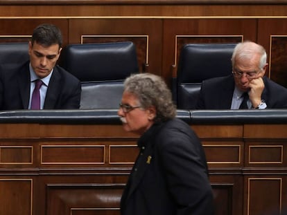 Joan Tardà pasa ante Pedro Sánchez y el ministro de Exteriores, Josep Borrell, durante el pleno.