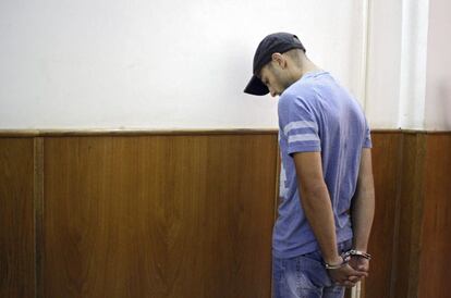 Sergio Morate, arrestado en Rumanía como principal sospechoso de la muerte de las dos jóvenes de Cuenca, espera para comparecer ante el tribunal en la localidad de Lugoj (Rumanía).