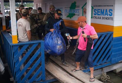 Elementos de la policía federal llegan a un muelle con artículos encontrados durante la búsqueda de Pereira y Phillips en Atalaia do Norte, estado de Amazonas, el domingo 12 de junio de 2022.