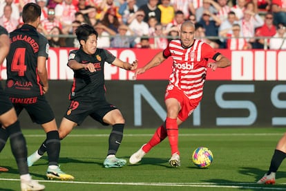 Oriol Romeu controla el balón ante Kang-in Lee este jueves en Girona.