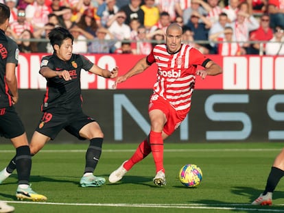 Oriol Romeu controla el balón ante Kang-in Lee este jueves en Girona.